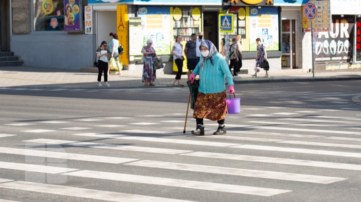 Transportul public şi Piaţa Centrală, focare de infecţie cu COVID-19. Oamenii se adună cu sutele şi nu respectă măsurile de protecţie (FOTOREPORT)