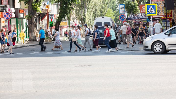 Transportul public şi Piaţa Centrală, focare de infecţie cu COVID-19. Oamenii se adună cu sutele şi nu respectă măsurile de protecţie (FOTOREPORT)