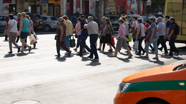 Transportul public şi Piaţa Centrală, focare de infecţie cu COVID-19. Oamenii se adună cu sutele şi nu respectă măsurile de protecţie (FOTOREPORT)