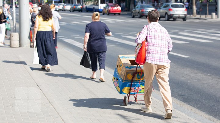 Transportul public şi Piaţa Centrală, focare de infecţie cu COVID-19. Oamenii se adună cu sutele şi nu respectă măsurile de protecţie (FOTOREPORT)