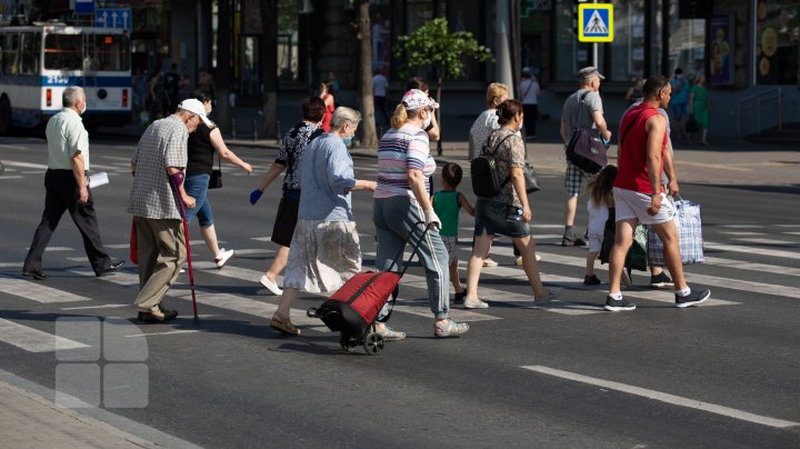 Transportul public şi Piaţa Centrală, focare de infecţie cu COVID-19. Oamenii se adună cu sutele şi nu respectă măsurile de protecţie (FOTOREPORT)