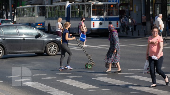 Transportul public şi Piaţa Centrală, focare de infecţie cu COVID-19. Oamenii se adună cu sutele şi nu respectă măsurile de protecţie (FOTOREPORT)