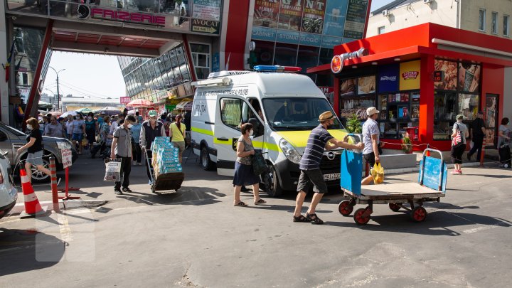 Transportul public şi Piaţa Centrală, focare de infecţie cu COVID-19. Oamenii se adună cu sutele şi nu respectă măsurile de protecţie (FOTOREPORT)