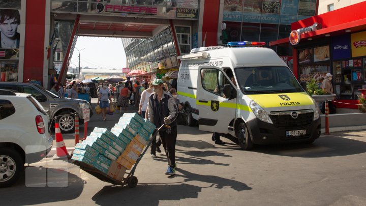 Transportul public şi Piaţa Centrală, focare de infecţie cu COVID-19. Oamenii se adună cu sutele şi nu respectă măsurile de protecţie (FOTOREPORT)