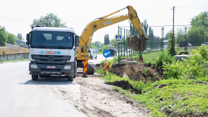 Ploaia torenţială de duminică a distrus o porţiune în reparaţii de pe şoseaua Chişinău-Ungheni (FOTOREPORT)