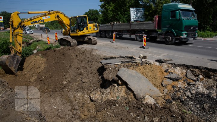 Ploaia torenţială de duminică a distrus o porţiune în reparaţii de pe şoseaua Chişinău-Ungheni (FOTOREPORT)