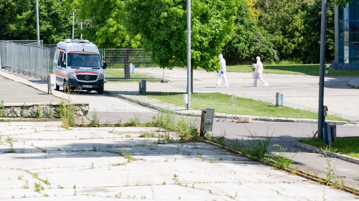 Situaţia rămâne gravă! Ambulanţele vin fără oprire la Centrul COVID-19 de la Moldexpo (FOTOREPORT)