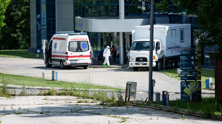 Situaţia rămâne gravă! Ambulanţele vin fără oprire la Centrul COVID-19 de la Moldexpo (FOTOREPORT)