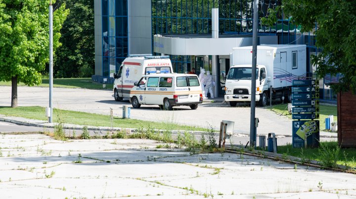 Situaţia rămâne gravă! Ambulanţele vin fără oprire la Centrul COVID-19 de la Moldexpo (FOTOREPORT)