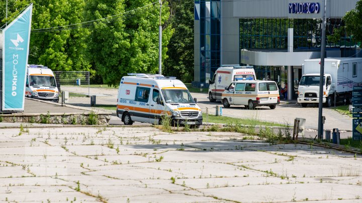 Situaţia rămâne gravă! Ambulanţele vin fără oprire la Centrul COVID-19 de la Moldexpo (FOTOREPORT)