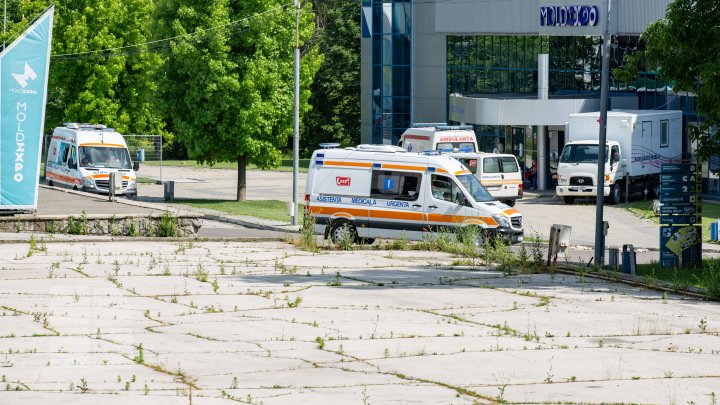 Situaţia rămâne gravă! Ambulanţele vin fără oprire la Centrul COVID-19 de la Moldexpo (FOTOREPORT)