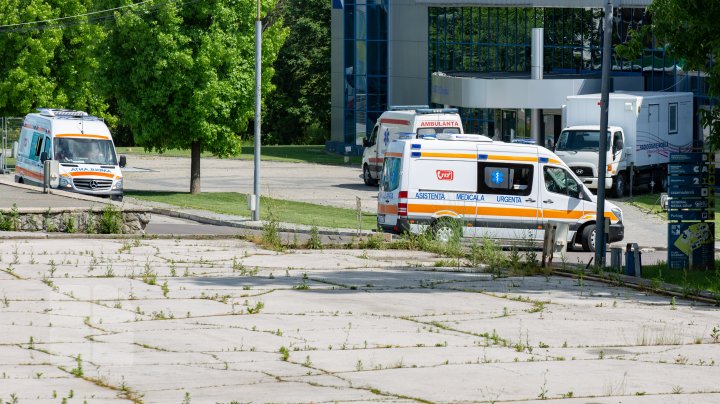 Situaţia rămâne gravă! Ambulanţele vin fără oprire la Centrul COVID-19 de la Moldexpo (FOTOREPORT)