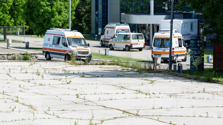 Situaţia rămâne gravă! Ambulanţele vin fără oprire la Centrul COVID-19 de la Moldexpo (FOTOREPORT)