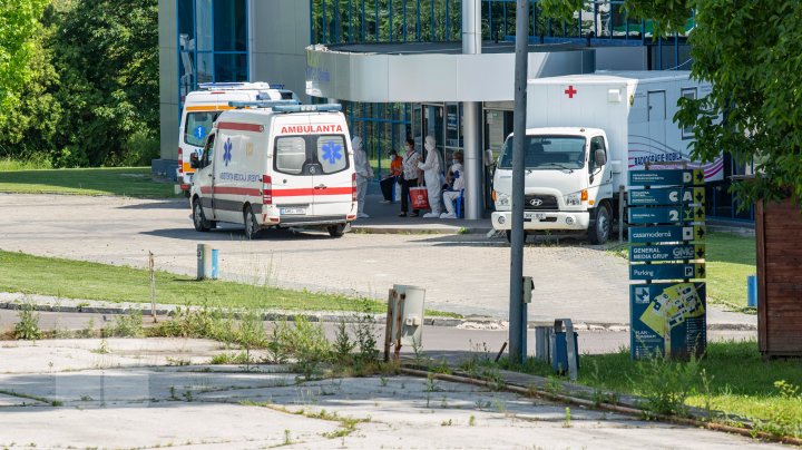 Situaţia rămâne gravă! Ambulanţele vin fără oprire la Centrul COVID-19 de la Moldexpo (FOTOREPORT)