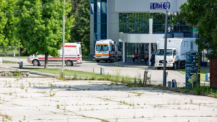 Situaţia rămâne gravă! Ambulanţele vin fără oprire la Centrul COVID-19 de la Moldexpo (FOTOREPORT)