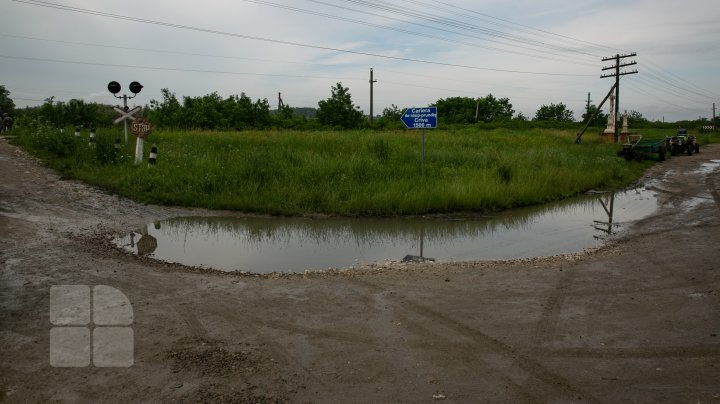 Situaţie TENSIONATĂ în nordul Moldovei. Mai mulţi gospodari din Criva şi Drepcăuți, evacuaţi din calea apelor (FOTOREPORT)