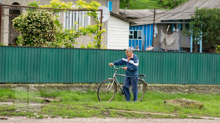 Situaţie TENSIONATĂ în nordul Moldovei. Mai mulţi gospodari din Criva şi Drepcăuți, evacuaţi din calea apelor (FOTOREPORT)