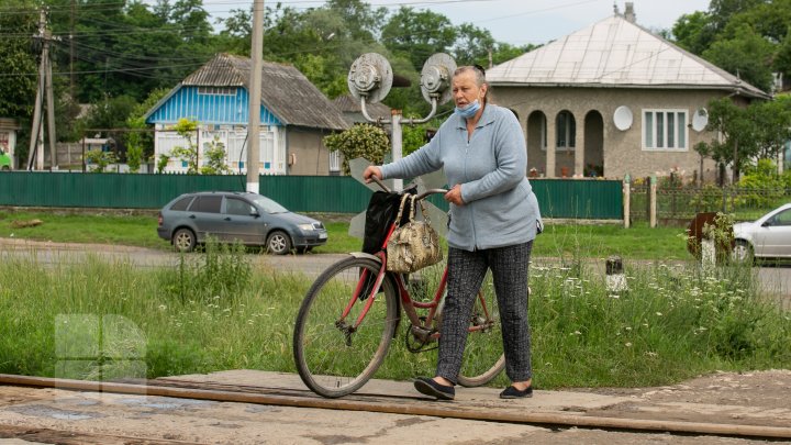 Situaţie TENSIONATĂ în nordul Moldovei. Mai mulţi gospodari din Criva şi Drepcăuți, evacuaţi din calea apelor (FOTOREPORT)