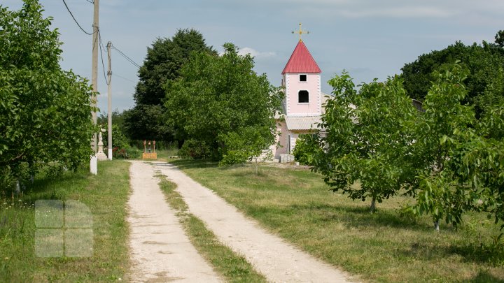 Construcţie neobişnuită la Ungheni. Cândva punct strategic de monitorizare a avioanelor, acum un loc părăsit (FOTOREPORT)