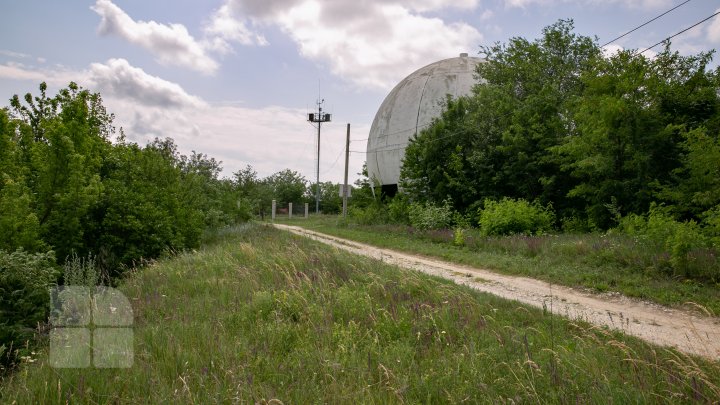 Construcţie neobişnuită la Ungheni. Cândva punct strategic de monitorizare a avioanelor, acum un loc părăsit (FOTOREPORT)