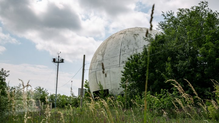 Construcţie neobişnuită la Ungheni. Cândva punct strategic de monitorizare a avioanelor, acum un loc părăsit (FOTOREPORT)