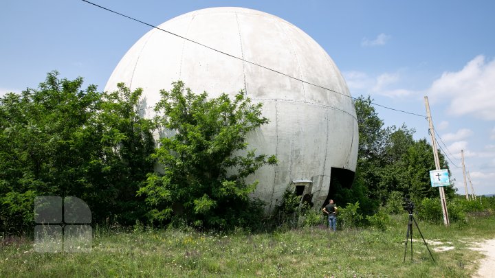 Construcţie neobişnuită la Ungheni. Cândva punct strategic de monitorizare a avioanelor, acum un loc părăsit (FOTOREPORT)