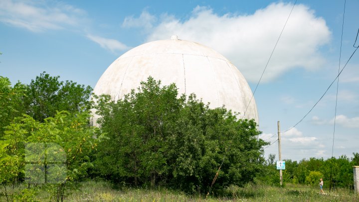 Construcţie neobişnuită la Ungheni. Cândva punct strategic de monitorizare a avioanelor, acum un loc părăsit (FOTOREPORT)