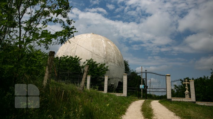 Construcţie neobişnuită la Ungheni. Cândva punct strategic de monitorizare a avioanelor, acum un loc părăsit (FOTOREPORT)