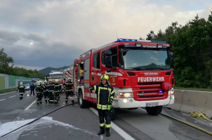 MOMENTE DRAMATICE. Un autocar cu cetăţeni români, cuprins de flăcări pe o autostradă din Austria (IMAGINI DE GROAZĂ)