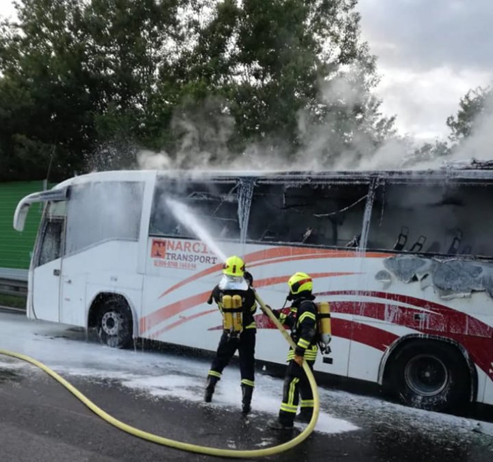 MOMENTE DRAMATICE. Un autocar cu cetăţeni români, cuprins de flăcări pe o autostradă din Austria (IMAGINI DE GROAZĂ)