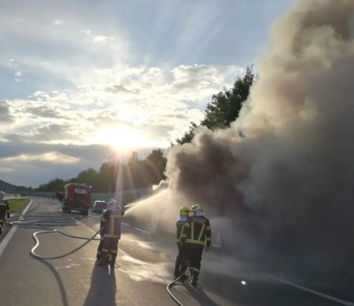 MOMENTE DRAMATICE. Un autocar cu cetăţeni români, cuprins de flăcări pe o autostradă din Austria (IMAGINI DE GROAZĂ)