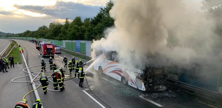 MOMENTE DRAMATICE. Un autocar cu cetăţeni români, cuprins de flăcări pe o autostradă din Austria (IMAGINI DE GROAZĂ)