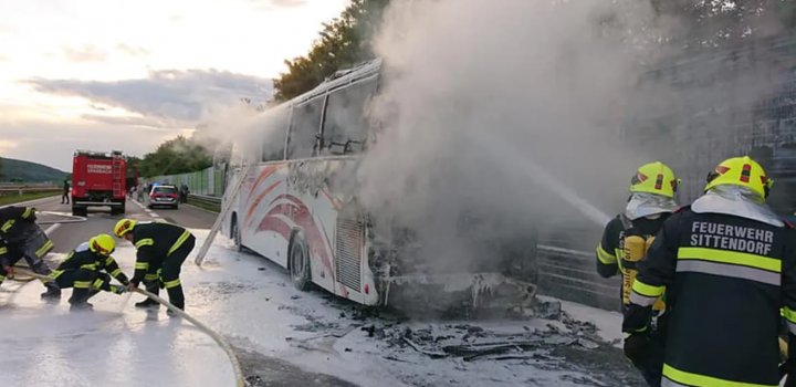 MOMENTE DRAMATICE. Un autocar cu cetăţeni români, cuprins de flăcări pe o autostradă din Austria (IMAGINI DE GROAZĂ)