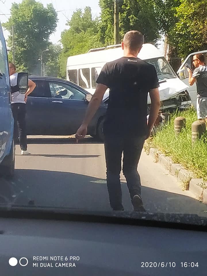 ACCIDENT GRAV în Capitală. Şoferii şi o pasageră, transportaţi de urgenţă la spital (FOTO)