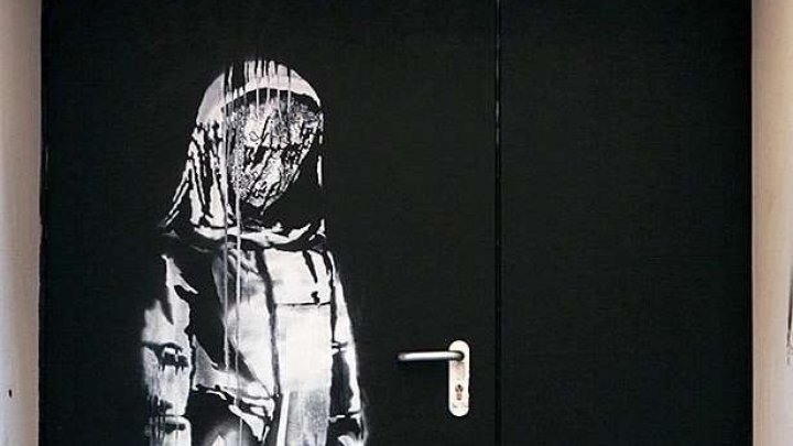 O lucrare atribuită lui Banksy, furată de la sala Bataclan din Paris, regăsită în Italia 