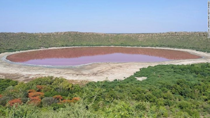 Apa unui lac vechi de 50.000 de ani s-a înroșit brusc. Ce spun oamenii de ştiinţă