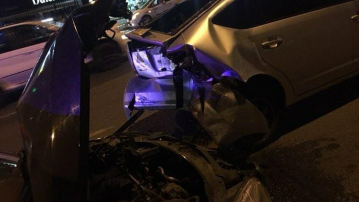 ACCIDENT GRAV în Capitală. O maşină de taxi, tamponată de o Skoda. Şoferul care a provocat accidentul a fugit de la faţa locului (VIDEO)