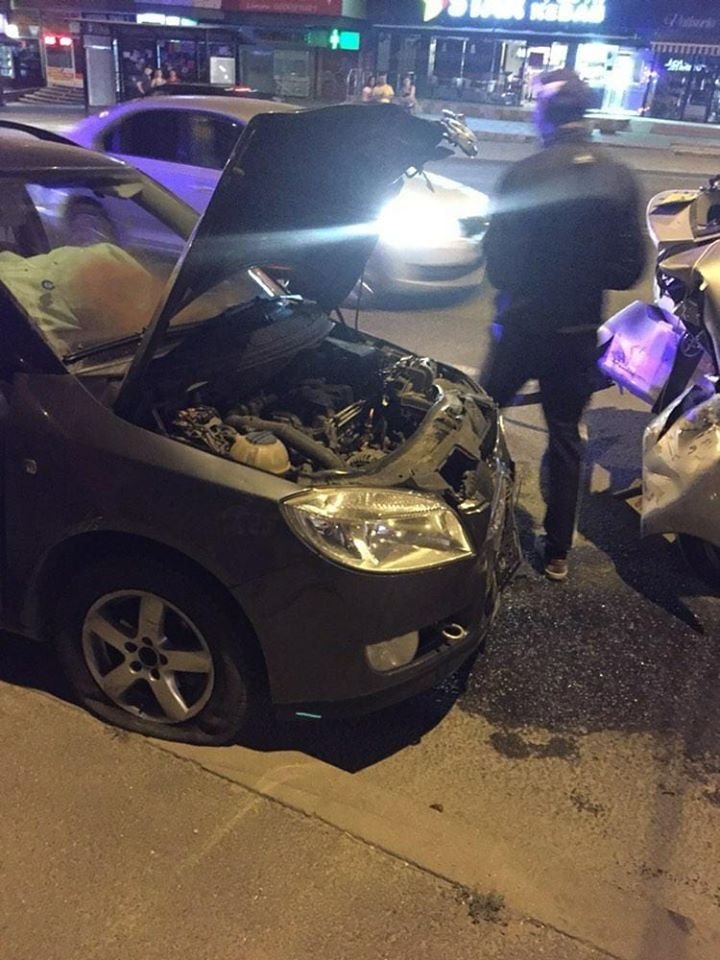 ACCIDENT GRAV în Capitală. O maşină de taxi, tamponată de o Skoda. Şoferul care a provocat accidentul a fugit de la faţa locului (VIDEO)