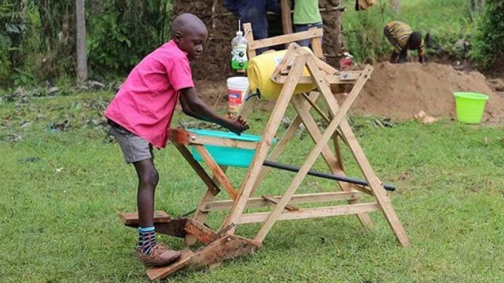 Micul inventator. Un copil din Kenya a creat mașina de spălat pe mâini