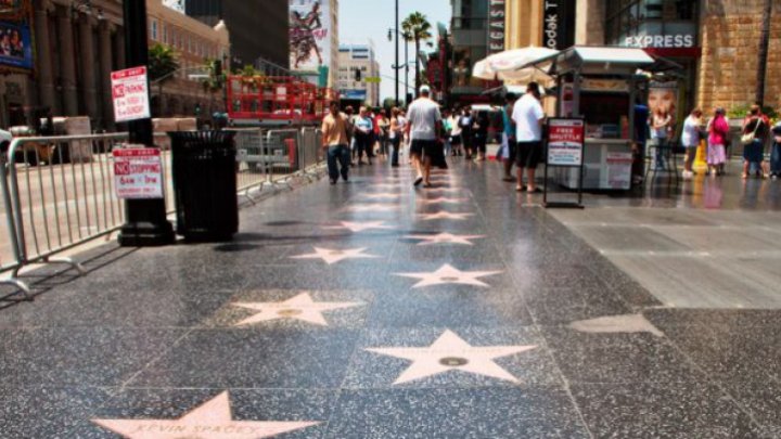 Kelly Clarkson, Shia Labeouf şi Luciano Pavarottiî se numără printre celebrităţile care vor primi câte o stea pe Walk of Fame din Hollywood