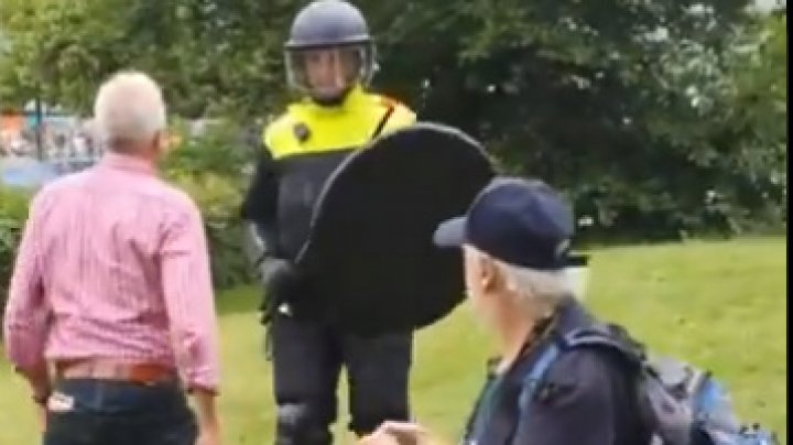 Protest împotriva restricţiilor legate de coronavirus în Olanda. Zeci de oameni, arestaţi