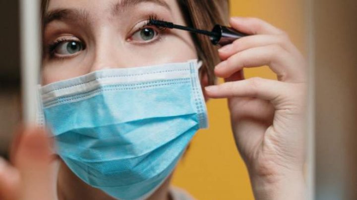 Femeile care se machiază și poartă mască de protecție își pun viața în pericol! Medicii trag un semnal de alarmă