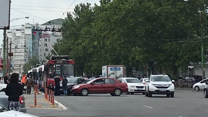 Accident în sectorul Botanica al Capitalei. Mai multe troleibuze, blocate (FOTO)