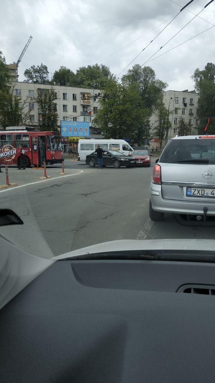 Accident în sectorul Botanica al Capitalei. Mai multe troleibuze, blocate (FOTO)