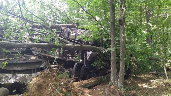 Accident într-o pădure de lângă Străşeni. Un TIR s-a răsturnat. Şoferul, transportat la spital (VIDEO)