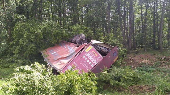 Accident într-o pădure de lângă Străşeni. Un TIR s-a răsturnat. Şoferul, transportat la spital (VIDEO)