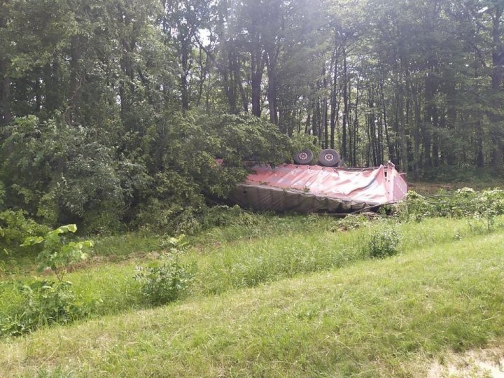 Accident într-o pădure de lângă Străşeni. Un TIR s-a răsturnat. Şoferul, transportat la spital (VIDEO)