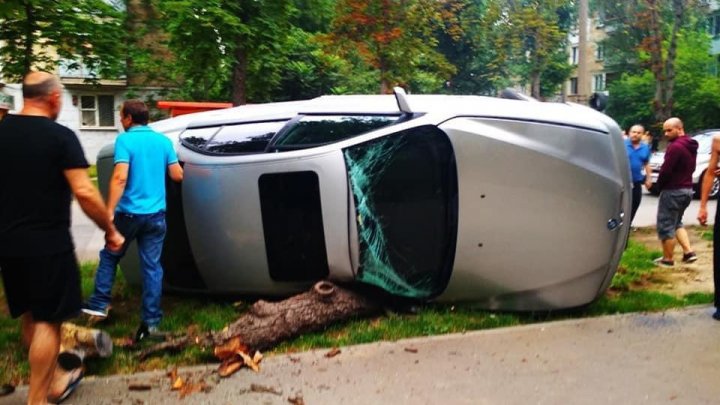 Accident violent în sectorul Botanica al Capitalei. O maşină s-a răsturnat (FOTO)