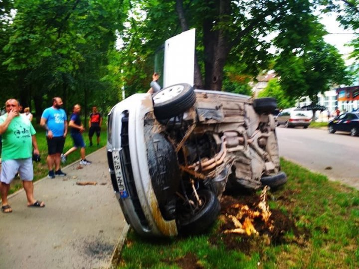 Accident violent în sectorul Botanica al Capitalei. O maşină s-a răsturnat (FOTO)