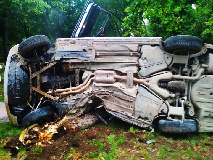 Accident violent în sectorul Botanica al Capitalei. O maşină s-a răsturnat (FOTO)